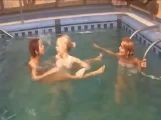 Sexy lezzies i den svømming basseng