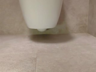 Séduisant pieds en la toilettes
